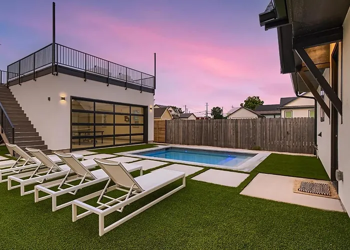 Stunning Home - Walk To Square & Heated Pool