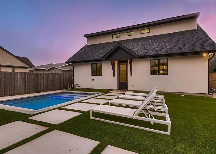 Stunning Home - Walk To Square & Heated Pool
