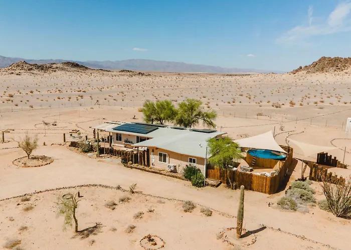 Twentynine Palms Desert Oasis W/ Pool & Hot Tub!