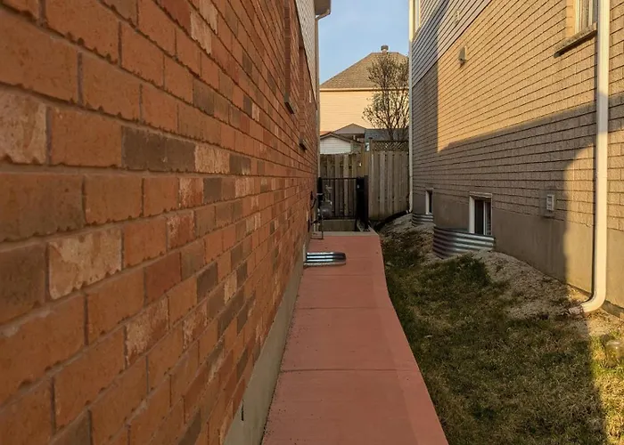Basement Two Queen Beds And One Single With Two Full Washrooms By Ykf Airport