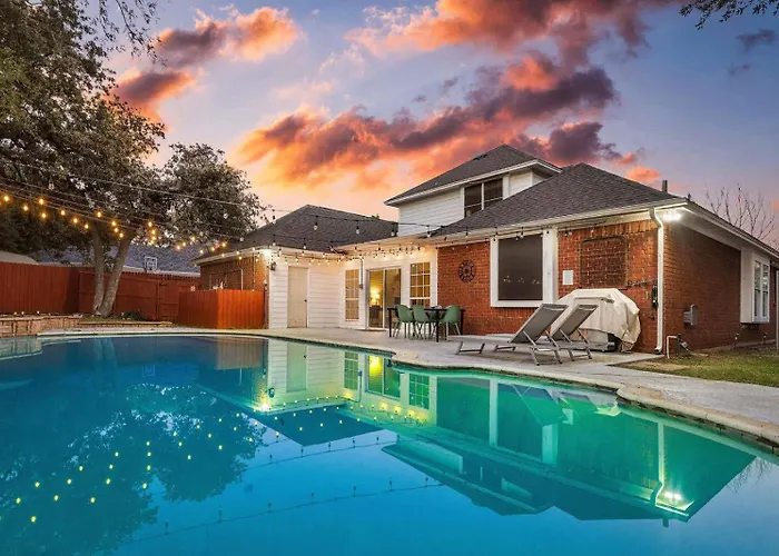 Luxurious 5 Bedroom Retreat With Pool