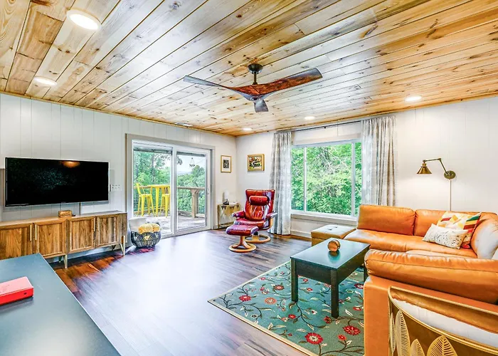 Renovated Franklin Home W/ Mountain-View Deck!