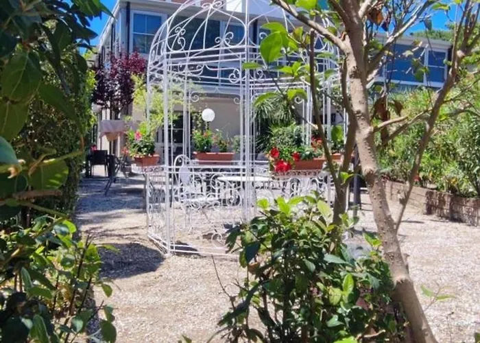 B&B Promenade Hotel Simple Con Piscina