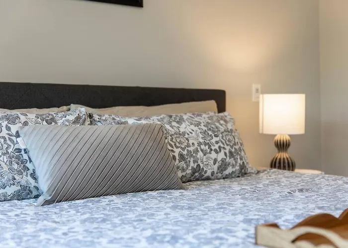 Kelowna Family-Friendly Lake & Mountain View Luxury Condo With Ac, Pool, Hot Tub, Near Winery And Shopping Center