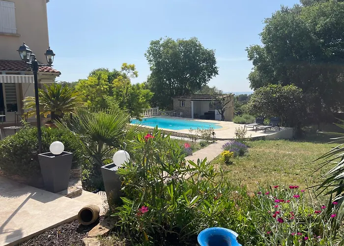 Le mazet en été en garrigue nimoise et parking