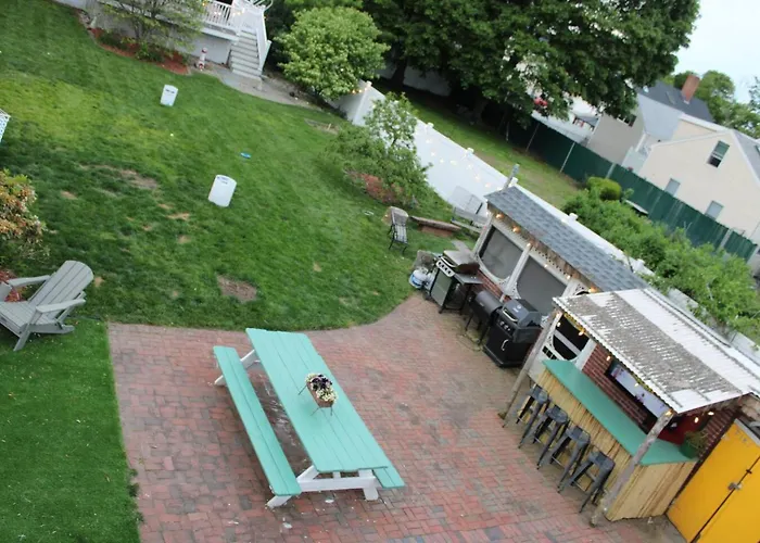 New! Family-Friendly Getaway -1 Mi To Dtwn Salem W Roof Deck & Tiki Bar