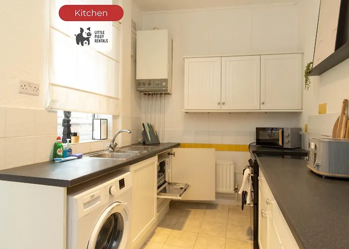2 Bedroom Home With Wifi, Private Yard And Street Parking