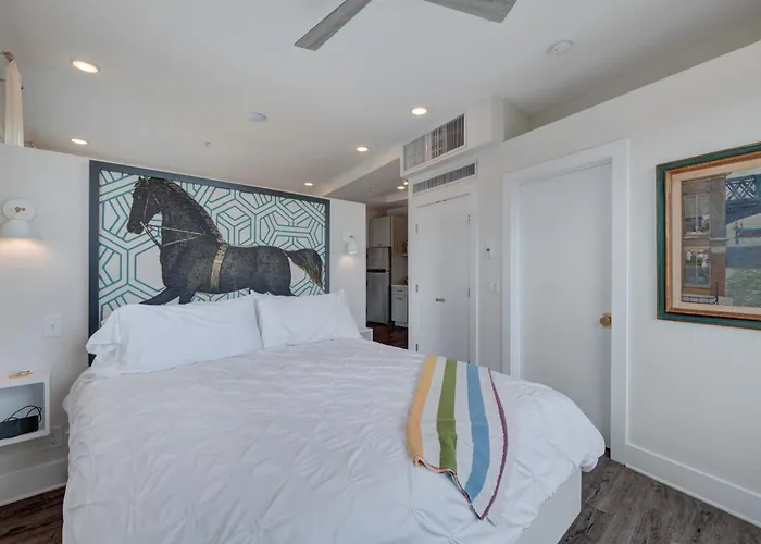 The Hive 301 King Suite