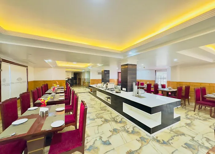 Hotel Pearl Grand White Near Volvo Bus Stand #Private Parking #Heated Rooms #In City Centre