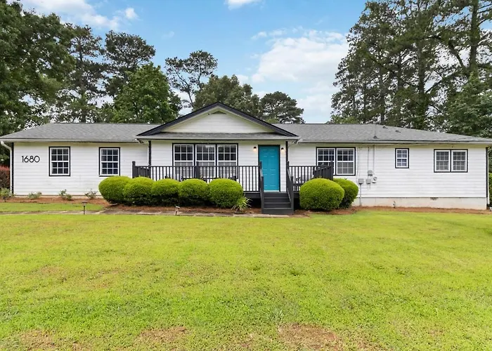 5Br With Game Room & Huge Backyard