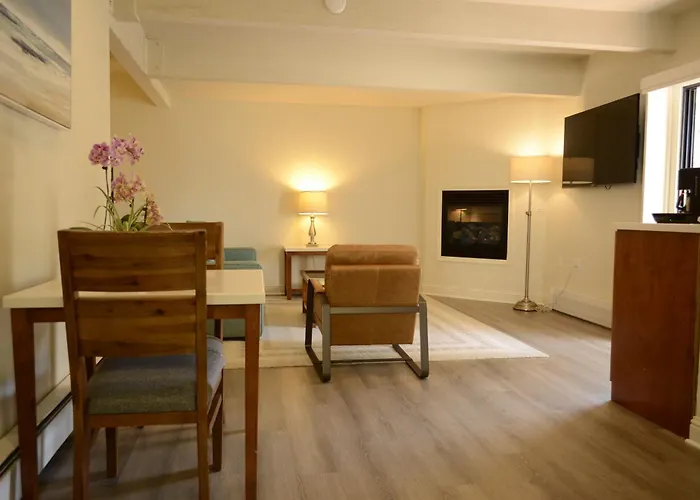 Lobos Lodge