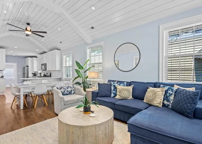 Modern Coastal Comfort - 3 Bedroom Condo With Balcony