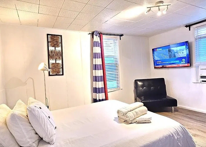 Great Location -Mural, Barn And Corridor -1 Bed 1Bath Apartments!