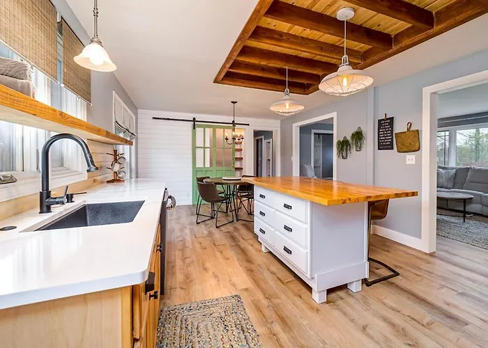 Cheerful & Cozy Farmhouse 2 Bedroom Home