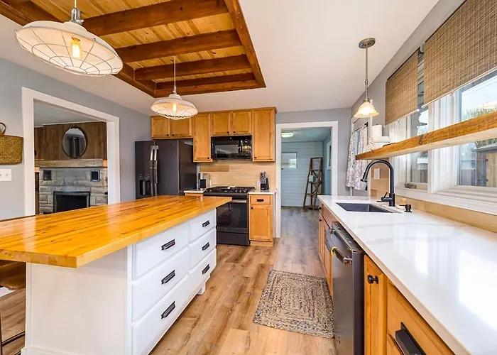 Cheerful & Cozy Farmhouse 2 Bedroom Home