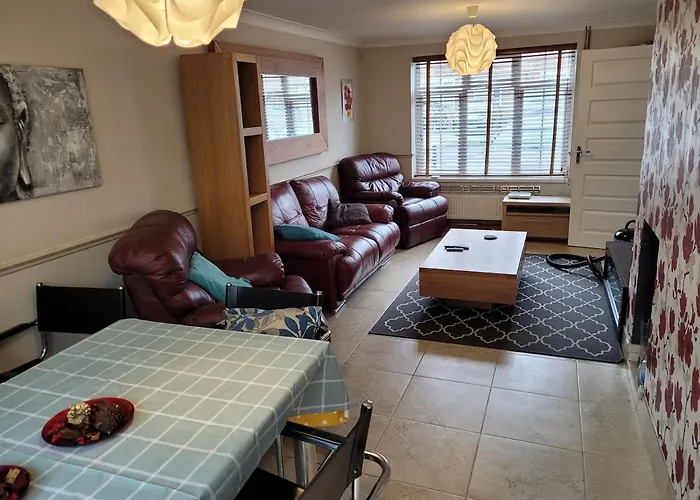 The Holbein Three Bedroom Home Near Tilgate Park Private Parking And Garden