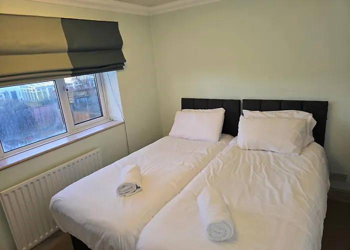 The Holbein Three Bedroom Home Near Tilgate Park Private Parking And Garden