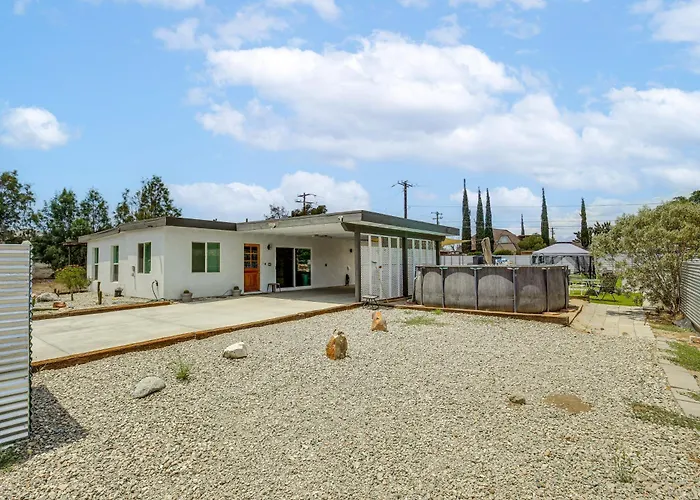 Joshua Tree Getaway W/ Hot Tub, Pool & Fire Pit