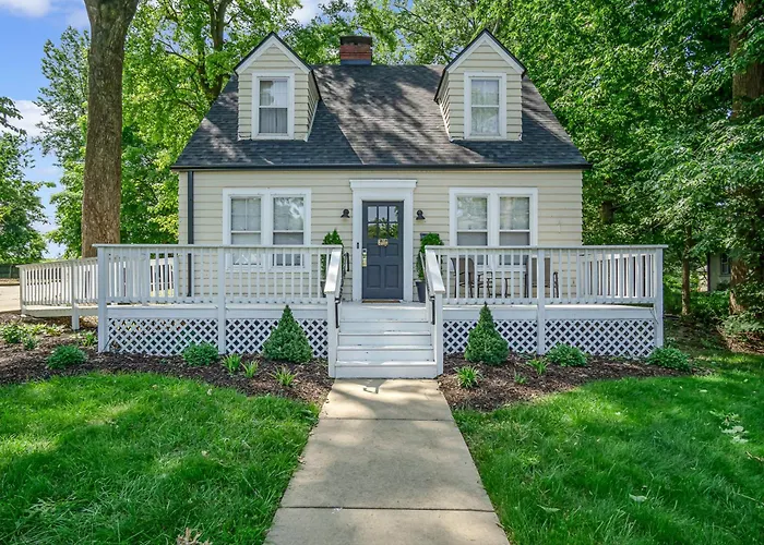 Charming Edwardsville Home: Walk To Downtown!