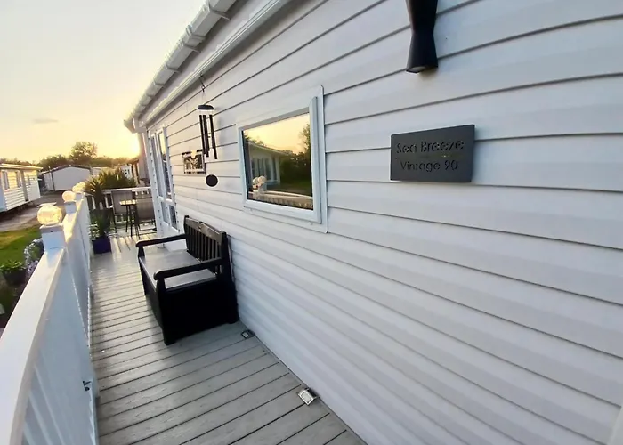 Sea Breeze, Vintage 90, Luxury 2 Bed Lodge, Skegness, 2 Friendly - East Coast Holidays