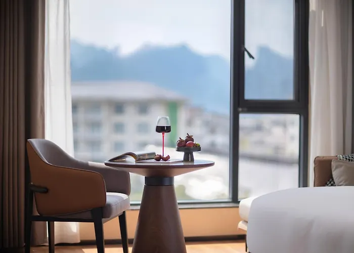 Zhangjiajie Yu Realm Hotel - Ancient Charm - Modern Luxury - Your Perfect Journey - A Single Pick-Up Or Drop-Off