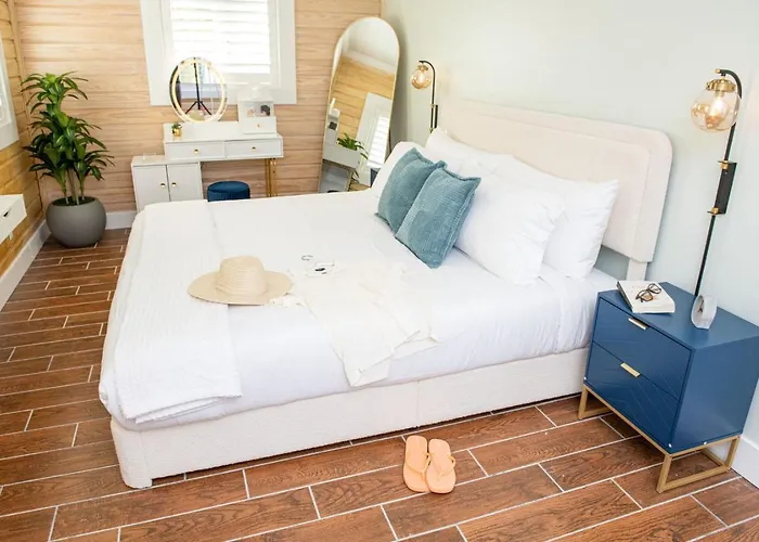 King Bed-Step To Madeira Beach-Heated Pool-Private