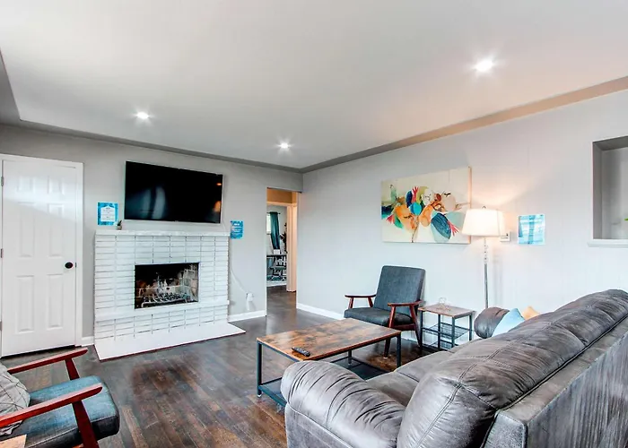 Spacious Family Home In Littleton With Fenced Yard
