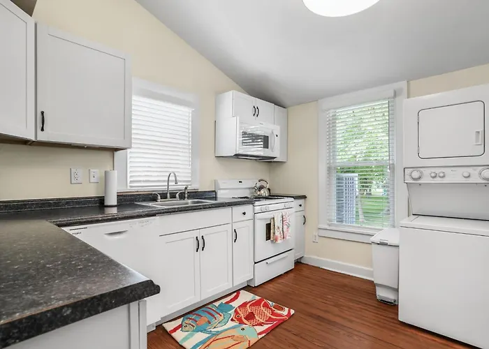 The Beach Peach - Downtown Location With New Charm!