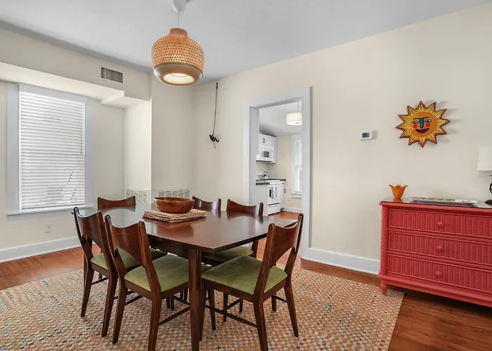 The Beach Peach - Downtown Location With New Charm!