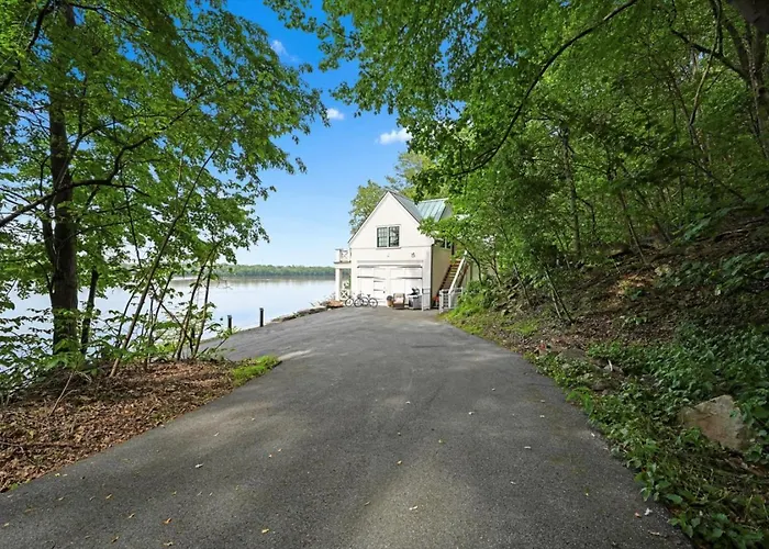 The Boat House- Water Views, Sunsets, Soaker Jacuzzi