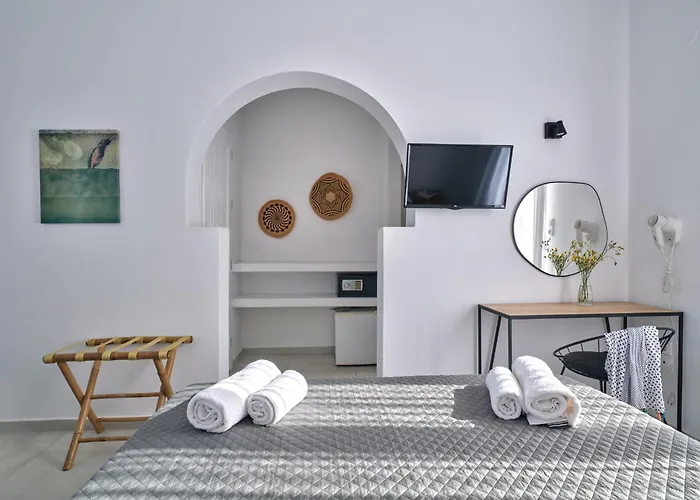 Akrotiri Hotel