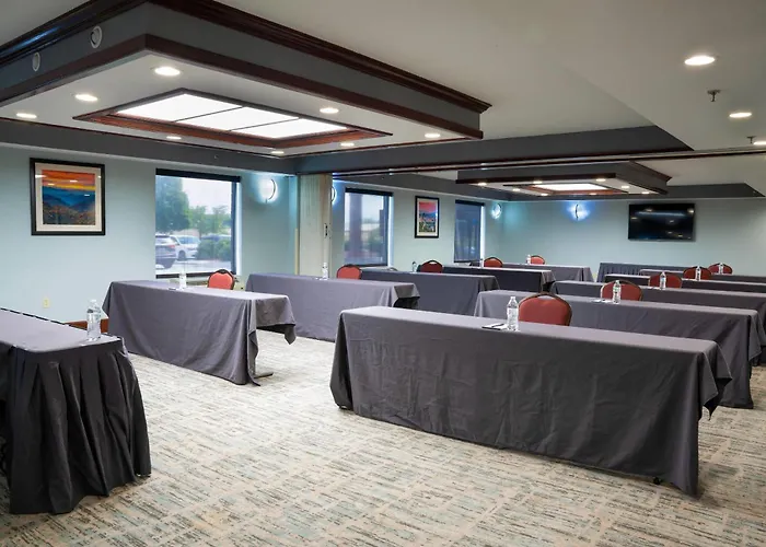 Comfort Suites Outlet Center