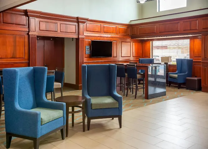 Comfort Suites Outlet Center