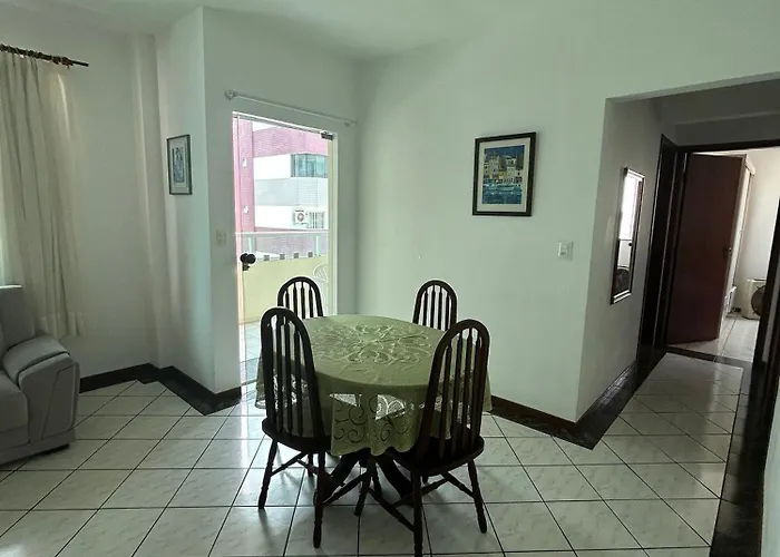 Apto 2 dormitórios, quadra mar com garagem e ar condicionado