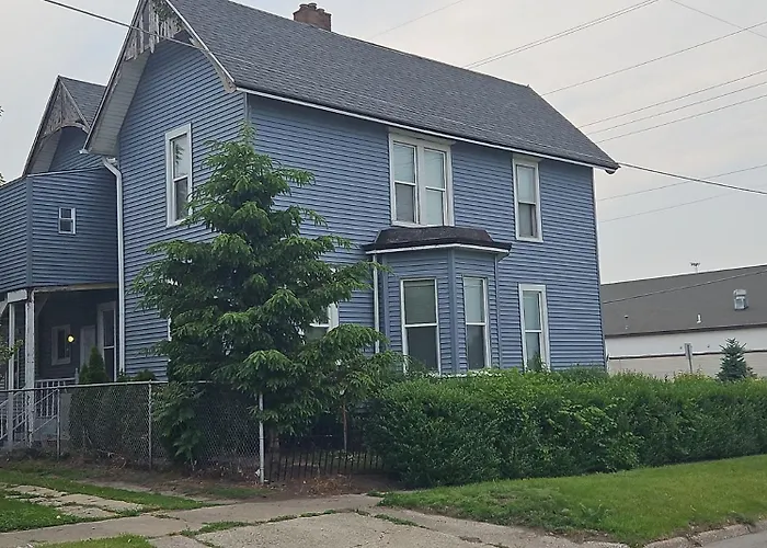 Downstairs 2 Bedroom Apt- Pet Friendly- Walking Distance To Beach & Shops