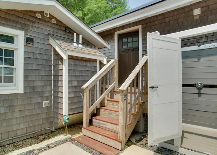 1 Mi To Ferry Terminal: Oak Bluffs Family Retreat!