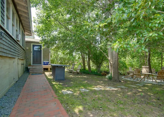 Walk To Beach & Lighthouse: Oak Bluffs Studio!