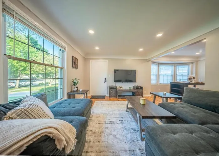 Newly Renovated Townhouse On A Tranquil Street