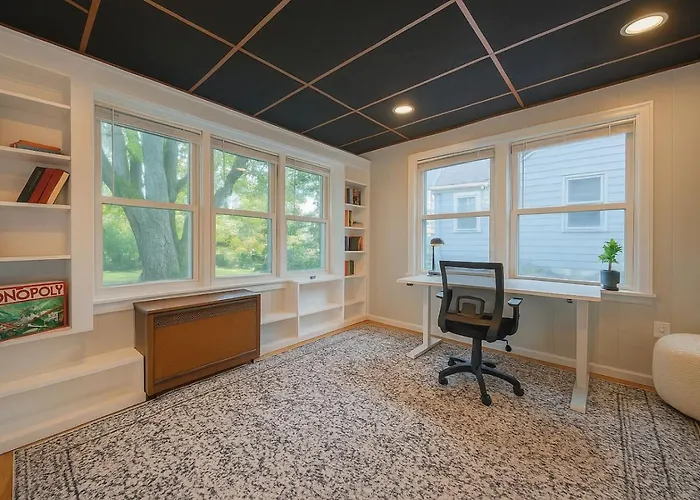 Newly Renovated Townhouse On A Tranquil Street