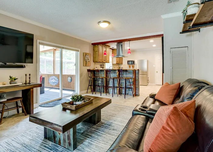 Hot Tub + Outdoor Kitchen: Stylish Home In Bryan