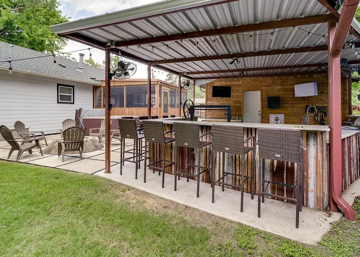 Hot Tub + Outdoor Kitchen: Stylish Home In Bryan
