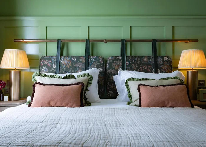 The Ragged Robin - A Heartwood Inn