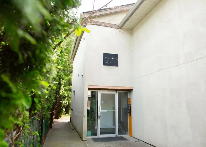 The Flats At Cedar Springs With Full Kitchen And Steps To Lake