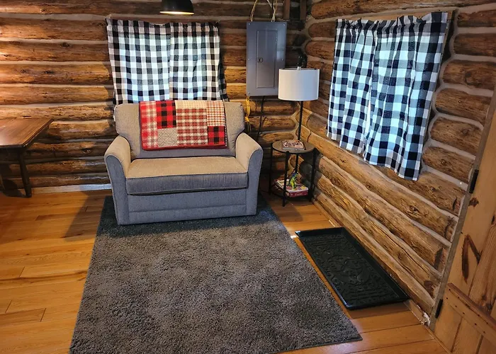 The Hideout - Cute And Quiet Rustic Cabin!
