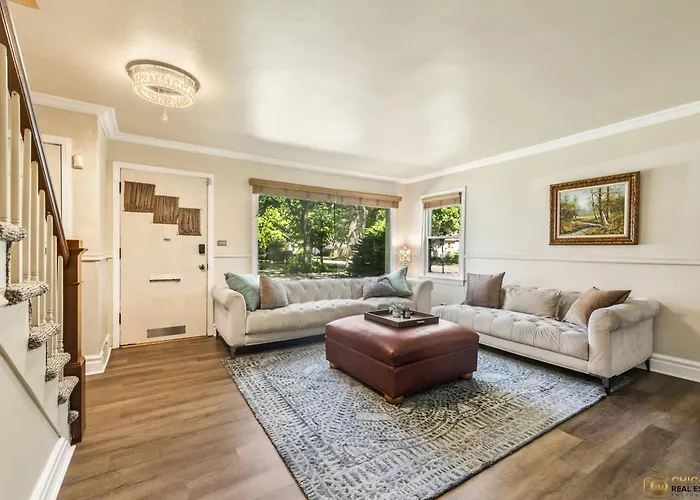 Cozy Evanston Villa With Cinema And Massage Sofa
