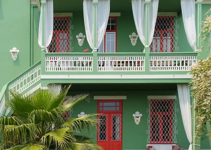 Vintage Balcony Guesthouse & Suites