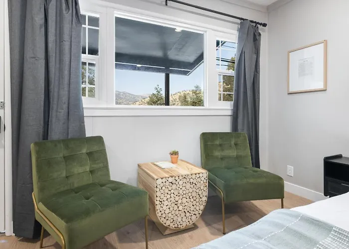 The Whitney- Sequoia Motel Rm7