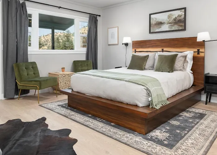 The Whitney- Sequoia Motel Rm7