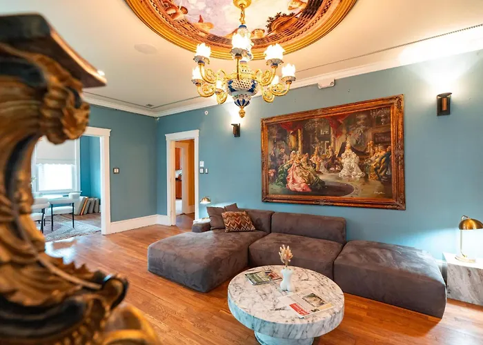 Chateau Connellsville Eclectic Homage Suite