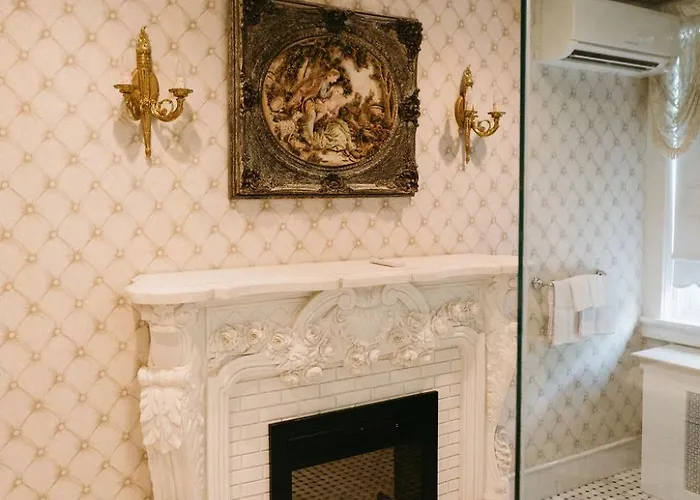 Chateau Connellsville Eclectic Homage Suite